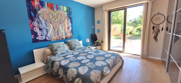Jolie contemporaine de plain-pied, 151 m², 4 chambres, ayant un gîte de 52 m² !
