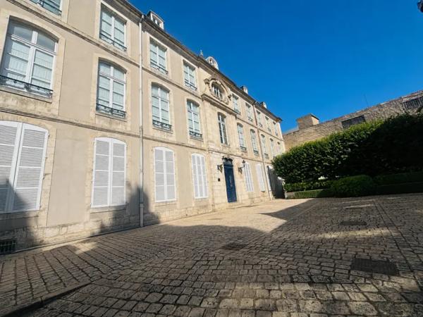 BOURGES HYPERCENTRE -- RARE APPARTEMENT DANS UN HÔTEL PARTICU