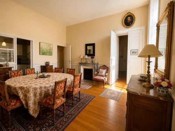 BOURGES HYPERCENTRE -- RARE APPARTEMENT DANS UN HÔTEL PARTICU