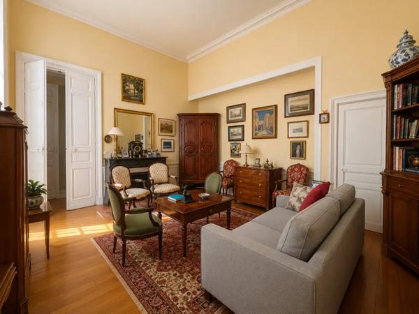 BOURGES HYPERCENTRE -- RARE APPARTEMENT DANS UN HÔTEL PARTICU