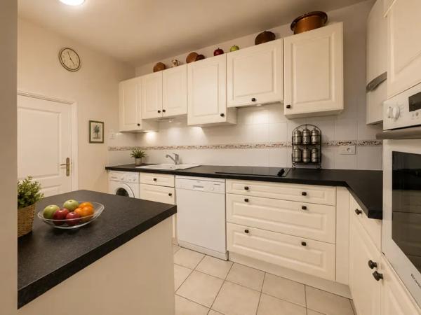 BOURGES HYPERCENTRE -- RARE APPARTEMENT DANS UN HÔTEL PARTICU