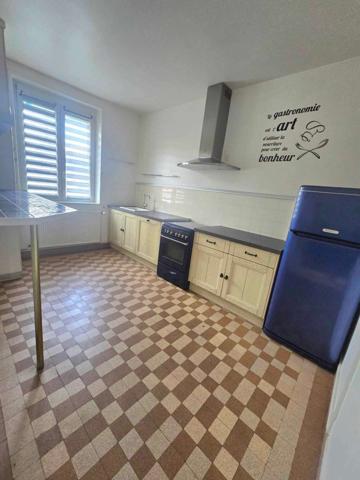 Maison mitoyenne d'un coté rénovée avec garage et terrain