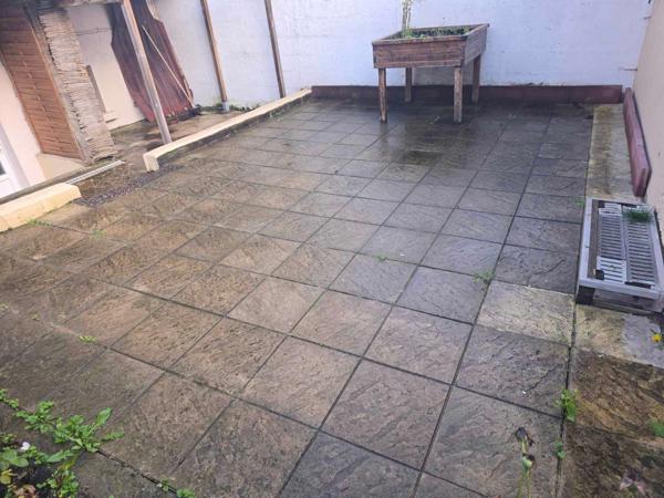 Maison mitoyenne d'un coté rénovée avec garage et terrain