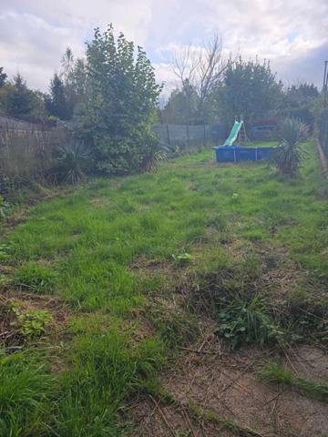 Maison mitoyenne d'un coté rénovée avec garage et terrain