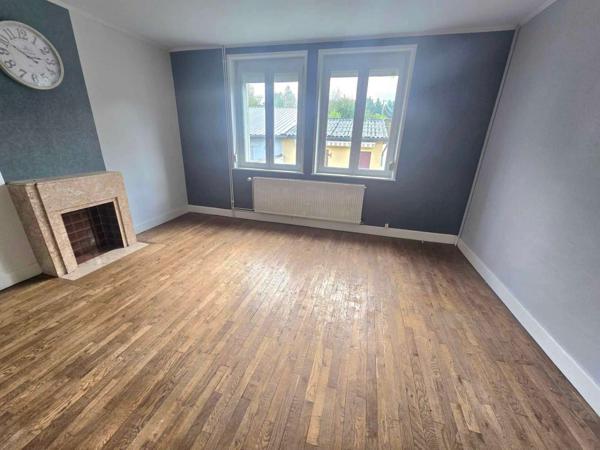 Maison mitoyenne d'un coté rénovée avec garage et terrain