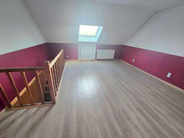 Maison mitoyenne d'un coté rénovée avec garage et terrain