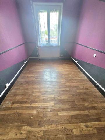 Maison mitoyenne d'un coté rénovée avec garage et terrain