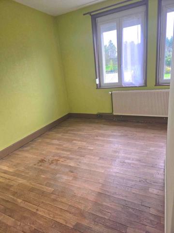 Maison mitoyenne d'un coté rénovée avec garage et terrain