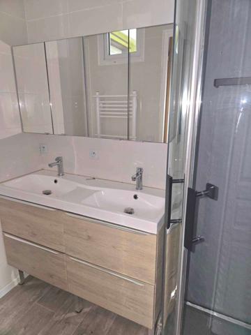 Maison mitoyenne d'un coté rénovée avec garage et terrain