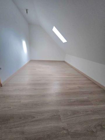 Maison mitoyenne d'un coté rénovée avec garage et terrain