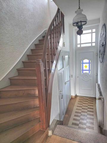 Maison mitoyenne d'un coté rénovée avec garage et terrain