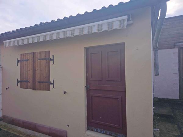 Maison mitoyenne d'un coté rénovée avec garage et terrain