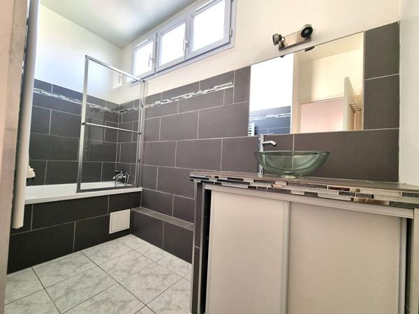 LOCATION d'un appartement F3 (60 m²) à BASTIA