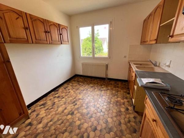 À vendre à ITEUIL(86240) – Maison sur sous-sol avec jardin clos