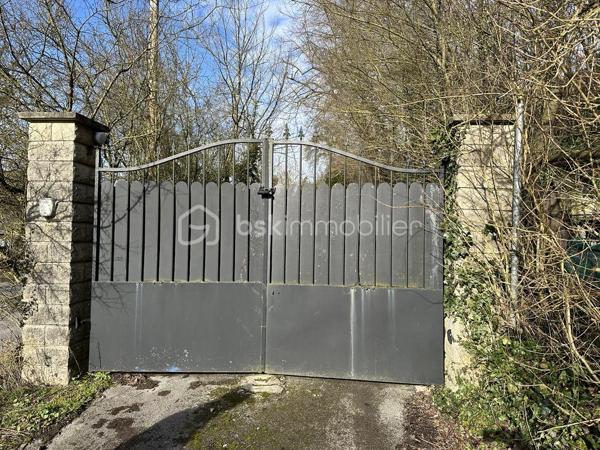 Découvrez cette maison de caractère datant de 1800, un véritable havre de paix pour les amoureux de la tranquillité rurale. Nichée au cœur d'un environnement calme et très arboré 
En entrant, vous apprécierez le charme de ses 180 m² habitables avec ses 2 chambres, mais possibilité de créer plus de chambres à l'étage. Un étage qui a commencé à être crée, mais qu'il faut terminer: un grand espace pouvant servir de salon et 3 autres chambres, d'une surface de 180 m² environ.

Un grenier aménageable, déjà isolé. 

Cette propriété atypique bénéficie d'un terrain de 2 Hectares est idéal pour de nombreux projets avec des animaux comme des chevaux ou moutons.

Le terrain de 2 hectares est du domaine agricole.

À proximité, les commodités et services sont accessibles avec une facilité d'accès par la route. 

cette maison requiert quelques travaux et s'inscrit comme un projet authentique pour qui souhaite la personnaliser à son goût.

Chauffage au bois.

Prix attractif, avec estimation entre 1230 et 1690 euros en energie et un DPE en C.

 Pour plus d'informations, contactez votre mandataire immobilier, Jamila Tajjour.