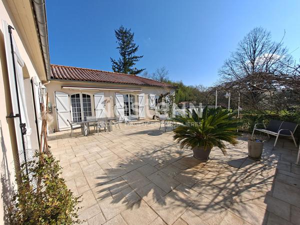 Maison 5 chambres située à Fontenay Le Comte avec parc, piscine et pool house