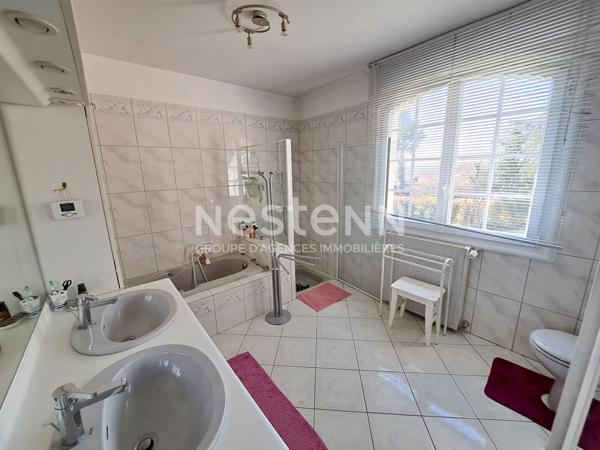 Maison 5 chambres située à Fontenay Le Comte avec parc, piscine et pool house