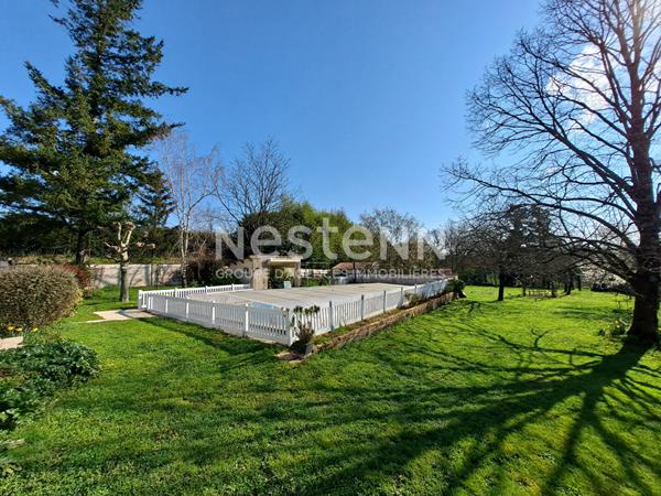 Maison 5 chambres située à Fontenay Le Comte avec parc, piscine et pool house