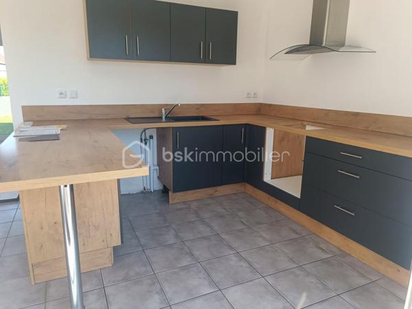 Vous recherchez une maison pour vous et votre famille ou pour un investissement locatif à Beuzeville ? Ce bien de 2017 est fait pour vous !!!

Située dans un lotissement au calme cette jolie maison vous propose : une entrée déréservant un séjour lumineux et traversant avec sa cuisine ouverte, son accès direct à la terrasse espace incontournable de vos repas et soirées en famille ou entre amis, une suite parentale avec salle d'eau et un W.C séparé.

Continuons la visite à l'étage avec un palier desservant trois belles et grandes chambres, une salle de bains et un W.C.

Terminons la visite par un garage attenant ainsi qu'un jardin de 500m2 environ entièrement clos.

***A VISITER SANS TARDER ***

Les +++ : Au calme, proximité commerces, écoles et à proximité des grands axes.
Garantie décennal, chauffage au sol et pompe à chaleur.

Besoin de plus d'informations ? Vous souhaitez faire estimer votre bien ? Je suis à votre disposition 7j/7 pour vous offrir un service SUR MESURE
Cette annonce référence 328087 vous est présentée par votre agent commercial BSK Immobilier SANDRINE DECAUX (EI) immatriculé au RSAC de LISIEUX (14100) sous le numéro 89794816200010.