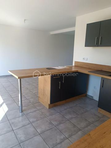 Vous recherchez une maison pour vous et votre famille ou pour un investissement locatif à Beuzeville ? Ce bien de 2017 est fait pour vous !!!

Située dans un lotissement au calme cette jolie maison vous propose : une entrée déréservant un séjour lumineux et traversant avec sa cuisine ouverte, son accès direct à la terrasse espace incontournable de vos repas et soirées en famille ou entre amis, une suite parentale avec salle d'eau et un W.C séparé.

Continuons la visite à l'étage avec un palier desservant trois belles et grandes chambres, une salle de bains et un W.C.

Terminons la visite par un garage attenant ainsi qu'un jardin de 500m2 environ entièrement clos.

***A VISITER SANS TARDER ***

Les +++ : Au calme, proximité commerces, écoles et à proximité des grands axes.
Garantie décennal, chauffage au sol et pompe à chaleur.

Besoin de plus d'informations ? Vous souhaitez faire estimer votre bien ? Je suis à votre disposition 7j/7 pour vous offrir un service SUR MESURE
Cette annonce référence 328087 vous est présentée par votre agent commercial BSK Immobilier SANDRINE DECAUX (EI) immatriculé au RSAC de LISIEUX (14100) sous le numéro 89794816200010.