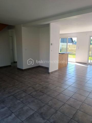 Vous recherchez une maison pour vous et votre famille ou pour un investissement locatif à Beuzeville ? Ce bien de 2017 est fait pour vous !!!

Située dans un lotissement au calme cette jolie maison vous propose : une entrée déréservant un séjour lumineux et traversant avec sa cuisine ouverte, son accès direct à la terrasse espace incontournable de vos repas et soirées en famille ou entre amis, une suite parentale avec salle d'eau et un W.C séparé.

Continuons la visite à l'étage avec un palier desservant trois belles et grandes chambres, une salle de bains et un W.C.

Terminons la visite par un garage attenant ainsi qu'un jardin de 500m2 environ entièrement clos.

***A VISITER SANS TARDER ***

Les +++ : Au calme, proximité commerces, écoles et à proximité des grands axes.
Garantie décennal, chauffage au sol et pompe à chaleur.

Besoin de plus d'informations ? Vous souhaitez faire estimer votre bien ? Je suis à votre disposition 7j/7 pour vous offrir un service SUR MESURE
Cette annonce référence 328087 vous est présentée par votre agent commercial BSK Immobilier SANDRINE DECAUX (EI) immatriculé au RSAC de LISIEUX (14100) sous le numéro 89794816200010.