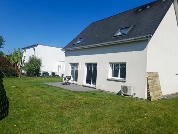 Vous recherchez une maison pour vous et votre famille ou pour un investissement locatif à Beuzeville ? Ce bien de 2017 est fait pour vous !!!

Située dans un lotissement au calme cette jolie maison vous propose : une entrée déréservant un séjour lumineux et traversant avec sa cuisine ouverte, son accès direct à la terrasse espace incontournable de vos repas et soirées en famille ou entre amis, une suite parentale avec salle d'eau et un W.C séparé.

Continuons la visite à l'étage avec un palier desservant trois belles et grandes chambres, une salle de bains et un W.C.

Terminons la visite par un garage attenant ainsi qu'un jardin de 500m2 environ entièrement clos.

***A VISITER SANS TARDER ***

Les +++ : Au calme, proximité commerces, écoles et à proximité des grands axes.
Garantie décennal, chauffage au sol et pompe à chaleur.

Besoin de plus d'informations ? Vous souhaitez faire estimer votre bien ? Je suis à votre disposition 7j/7 pour vous offrir un service SUR MESURE
Cette annonce référence 328087 vous est présentée par votre agent commercial BSK Immobilier SANDRINE DECAUX (EI) immatriculé au RSAC de LISIEUX (14100) sous le numéro 89794816200010.