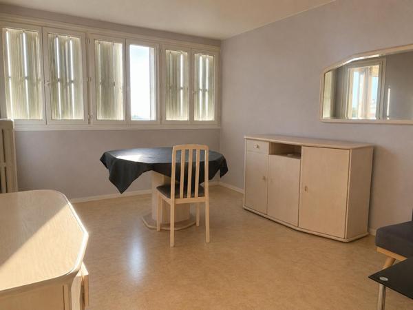 Appartement lumineux au dernier étage à Allonnes (72) – 2 chambres, balcon, cave