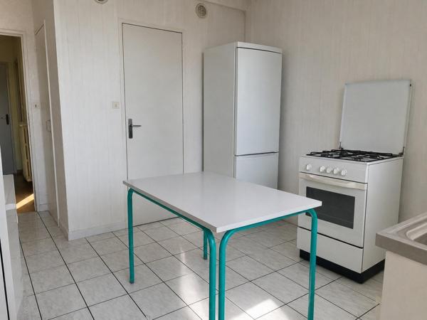 Appartement lumineux au dernier étage à Allonnes (72) – 2 chambres, balcon, cave