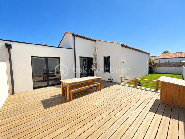 Au calme d’une impasse, à Olonne-sur-Mer, découvrez cette agréable maison de plain-pied construite en 2017, offrant environ 120 m² habitables sur un terrain clos de 300 m².

L’entrée dessert une belle pièce de vie lumineuse avec une cuisine aménagée et équipée installée en 2023, ouverte sur le salon-séjour. Cet espace convivial se prolonge sur une terrasse de 36 m², ensoleillée, et un jardin clos sans vis-à-vis, idéal pour profiter pleinement des beaux jours.

La maison bénéficie également d’un chauffage par pompe à chaleur, apportant confort thermique et maîtrise des consommations.
Côté nuit, vous disposerez de 4 chambres, dont une suite parentale avec salle d’eau avec WC, d’une salle de bains et d’un WC indépendant.
Un cellier et un garage complètent les espaces intérieurs.

À l’extérieur, vous profiterez d’un jardin clos et sans vis-à-vis, ainsi que de 2 places de stationnement.

Les atouts :
•	Maison de plain-pied construite en 2017
•	Environ 120 m² habitables
•	Cuisine aménagée et équipée de 2023
•	Pompe à chaleur
•	4 chambres dont une suite parentale
•	Belle pièce de vie ouverte sur l’extérieur
•	Terrasse de 36 m² ensoleillée
•	Jardin clos et sans vis-à-vis
•	Environnement calme au fond d’une impasse
•	Garage + 2 places de parking
•	Cellier
•	Proche des commerces et commodités

Une maison récente, fonctionnelle et agréable à vivre, réunissant confort, espace et tranquillité, dans un environnement résidentiel proche des commodités.

À découvrir sans hésiter ! 

PHOTOS EN COURS