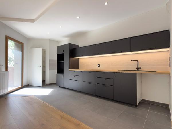 Appartement contemporain et lumineux dans résidence récente.