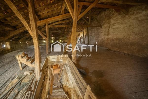 Vaste dépendance avec deux plateaux à rénover