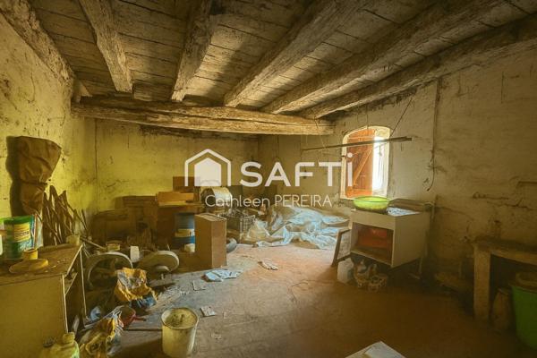 Vaste dépendance avec deux plateaux à rénover