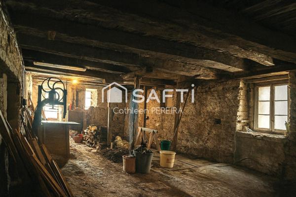 Vaste dépendance avec deux plateaux à rénover