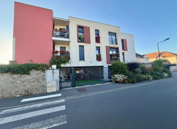 Deux pièces Ris-Orangis dernier étage parking gare 400 m résidence récente