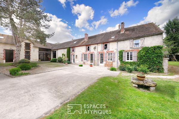Corps de ferme avec dépendances, jardin paysager et piscine