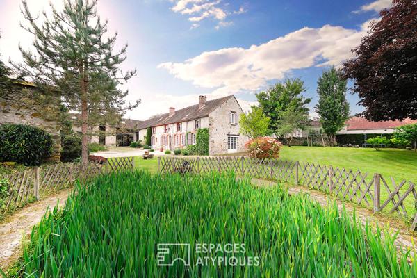Corps de ferme avec dépendances, jardin paysager et piscine