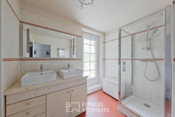 Corps de ferme avec dépendances, jardin paysager et piscine