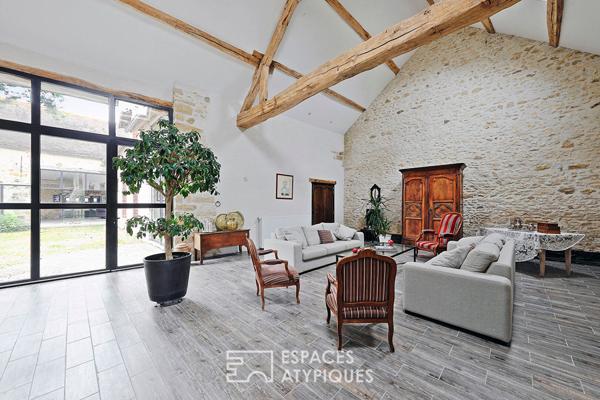 Corps de ferme avec dépendances, jardin paysager et piscine