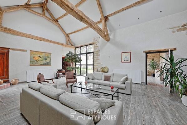 Corps de ferme avec dépendances, jardin paysager et piscine