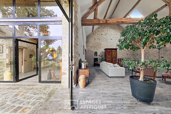 Corps de ferme avec dépendances, jardin paysager et piscine