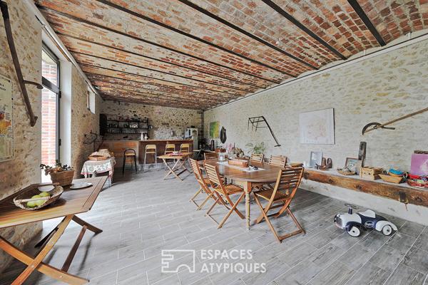 Corps de ferme avec dépendances, jardin paysager et piscine