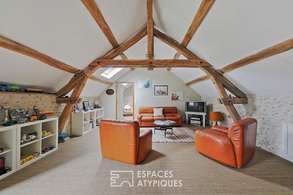 Corps de ferme avec dépendances, jardin paysager et piscine