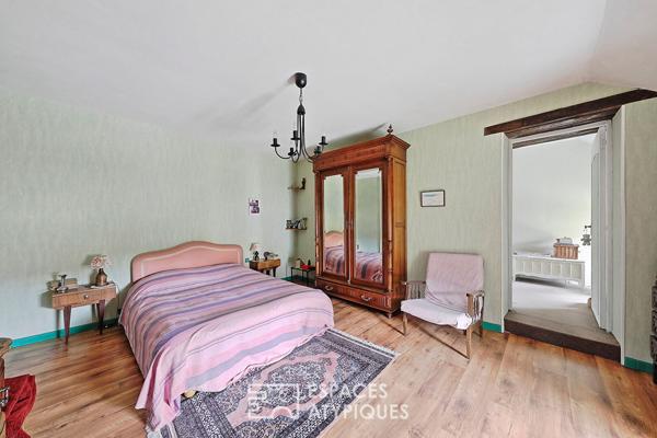 Corps de ferme avec dépendances, jardin paysager et piscine