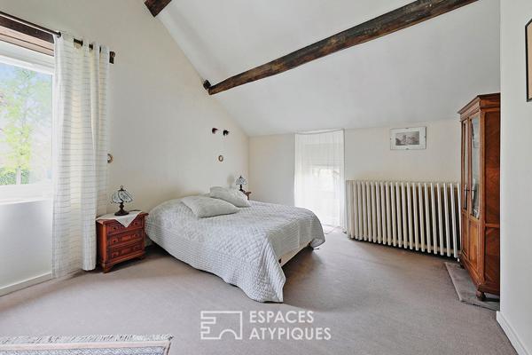 Corps de ferme avec dépendances, jardin paysager et piscine