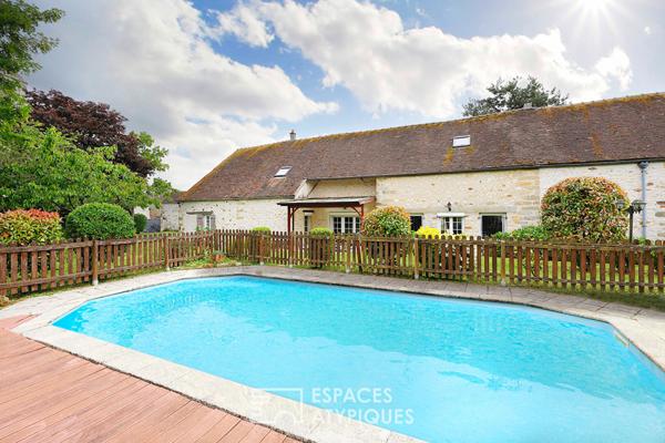 Corps de ferme avec dépendances, jardin paysager et piscine