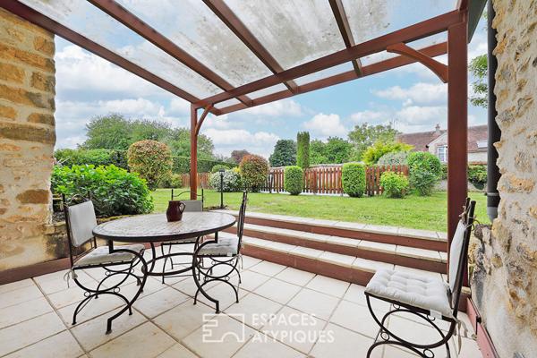 Corps de ferme avec dépendances, jardin paysager et piscine