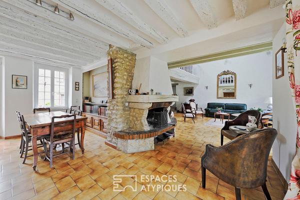 Corps de ferme avec dépendances, jardin paysager et piscine