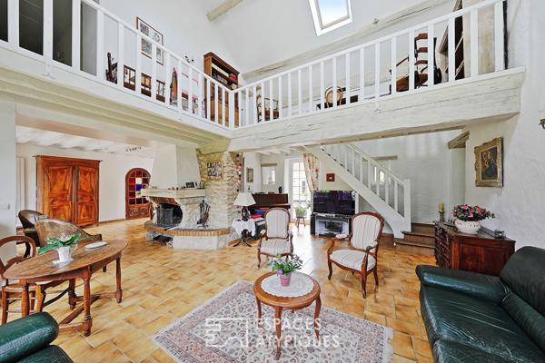 Corps de ferme avec dépendances, jardin paysager et piscine