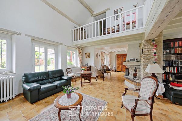 Corps de ferme avec dépendances, jardin paysager et piscine