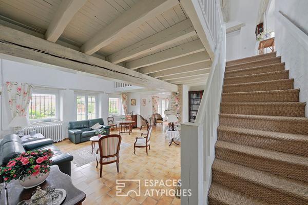 Corps de ferme avec dépendances, jardin paysager et piscine